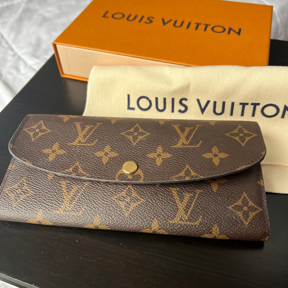 Authentic Louis Vuitton Emilie Wallet in Fuchsia In Great Condition